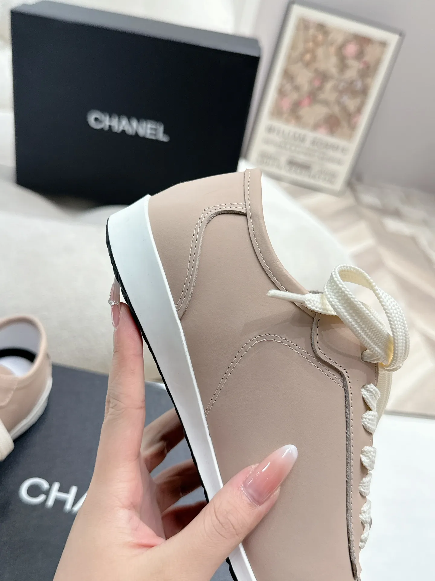 👟👟Ex-factory price 560👟👟 Chanel Grandma 2024 counter top casual sports shoes This classic design; the upper is electro-embroidered with a variety of techniques; the outsole is fashionable and sporty; it is unusual to incorporate a variety of color matching elements... The diversified mix and match is very good-looking and versatile, casual, fashionable, sports and outdoor can be taken into account... ꫛꫀꪝ Go➫ Material: ❶Upper is made of: Original imported high silk cow suede + small fragrance fabric ❷Inner lining: original imported breathable sheepskin lining ❸Outsole based on: original TPU combination outsole Special counter boutique packaging complete set for women 35–41